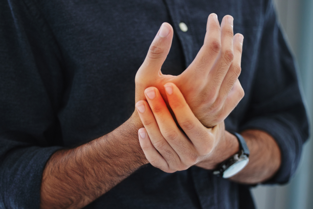 Dedo em gatilho: o que é, sintomas e quando considerar a cirurgia